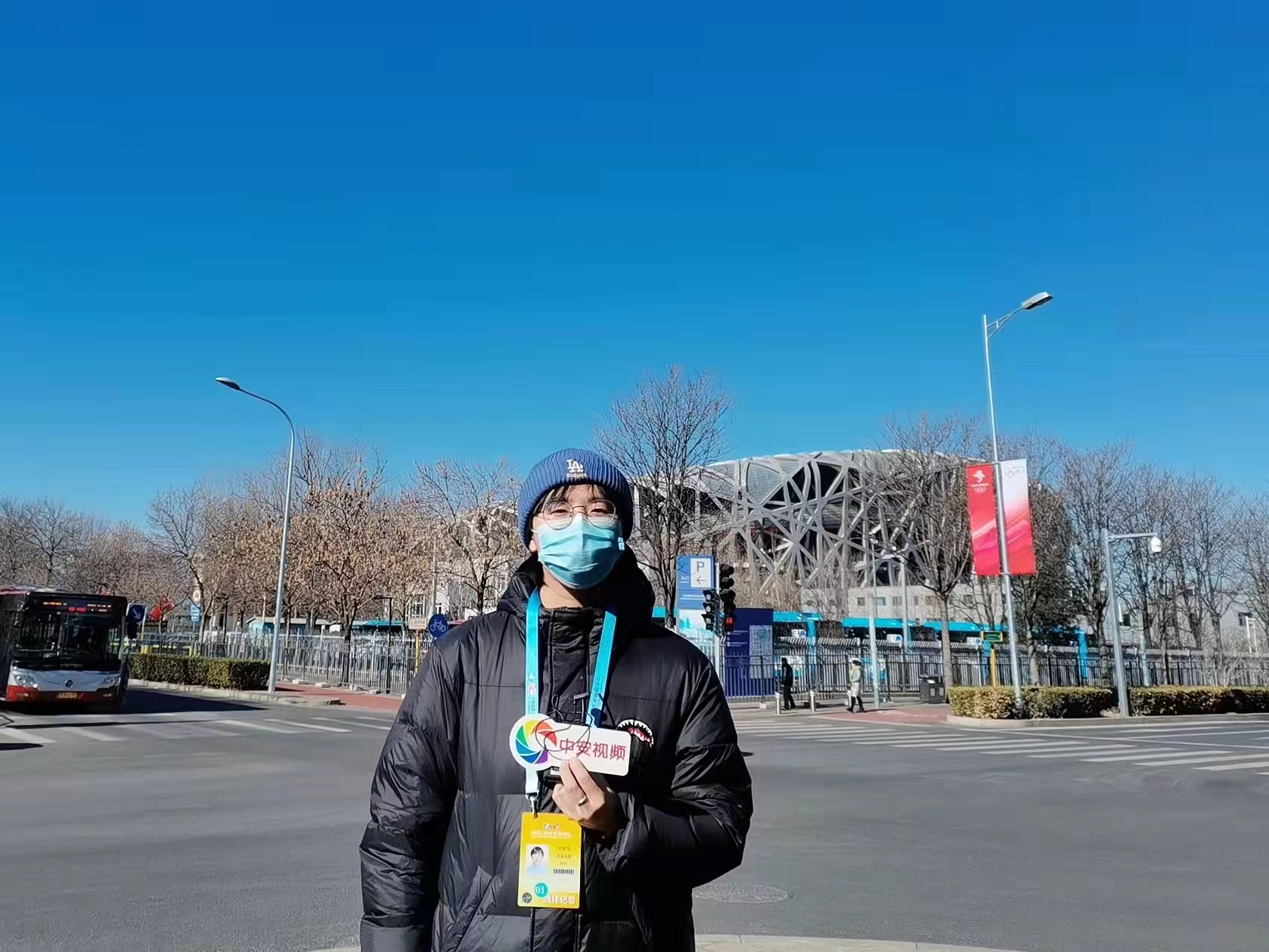 記者史睿雯在鳥(niǎo)巢采訪出鏡.jpg 記者史睿雯在鳥(niǎo)巢采訪出鏡.jpg